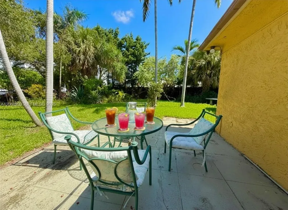1124 NE 7th St Hallandale Beach, FL 33009