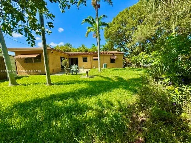 1124 NE 7th St Hallandale Beach, FL 33009