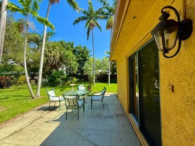 1124 NE 7th St Hallandale Beach, FL 33009
