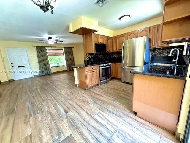 1124 NE 7th St Hallandale Beach, FL 33009