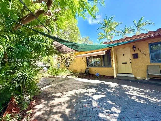 1124 NE 7th St Hallandale Beach, FL 33009
