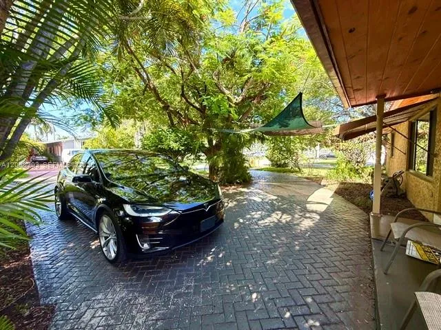 1124 NE 7th St Hallandale Beach, FL 33009