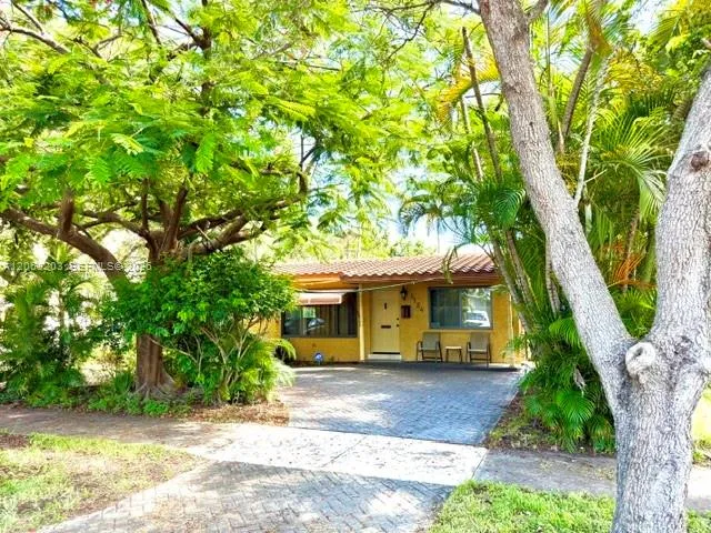 1124 NE 7th St Hallandale Beach, FL 33009