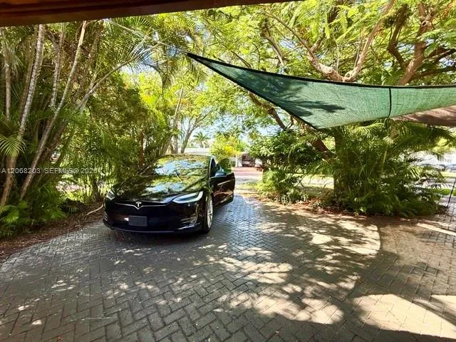 1124 NE 7th St Hallandale Beach, FL 33009