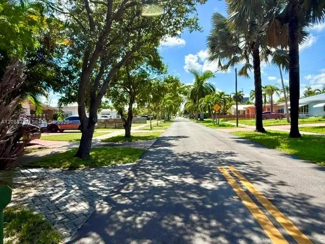 1124 NE 7th St Hallandale Beach, FL 33009
