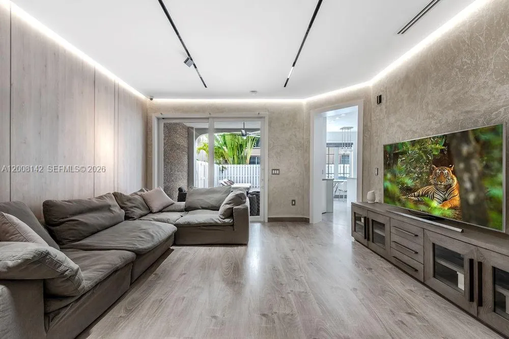3949 194th Ln Sunny Isles Beach, FL 33160