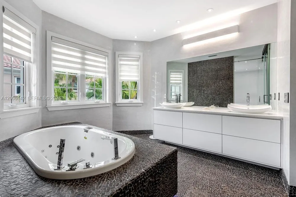 3949 194th Ln Sunny Isles Beach, FL 33160