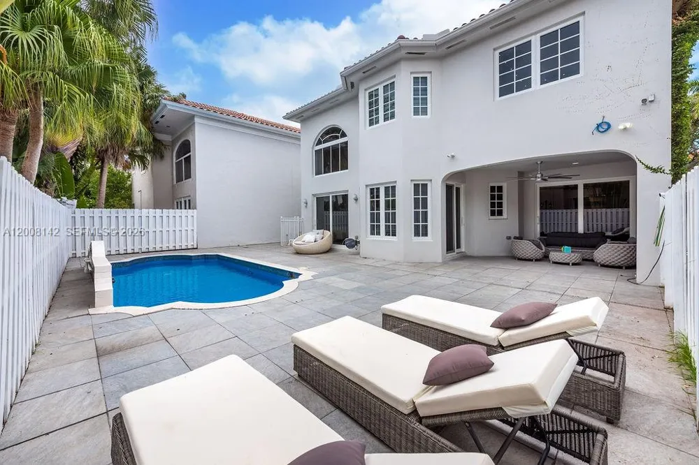 3949 194th Ln Sunny Isles Beach, FL 33160