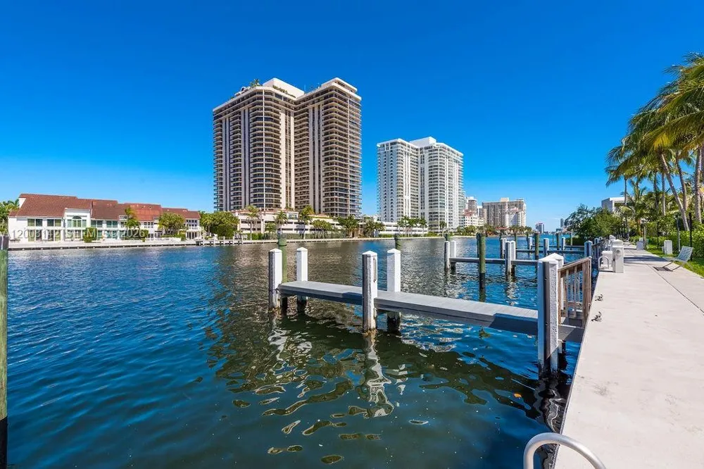 3949 194th Ln Sunny Isles Beach, FL 33160