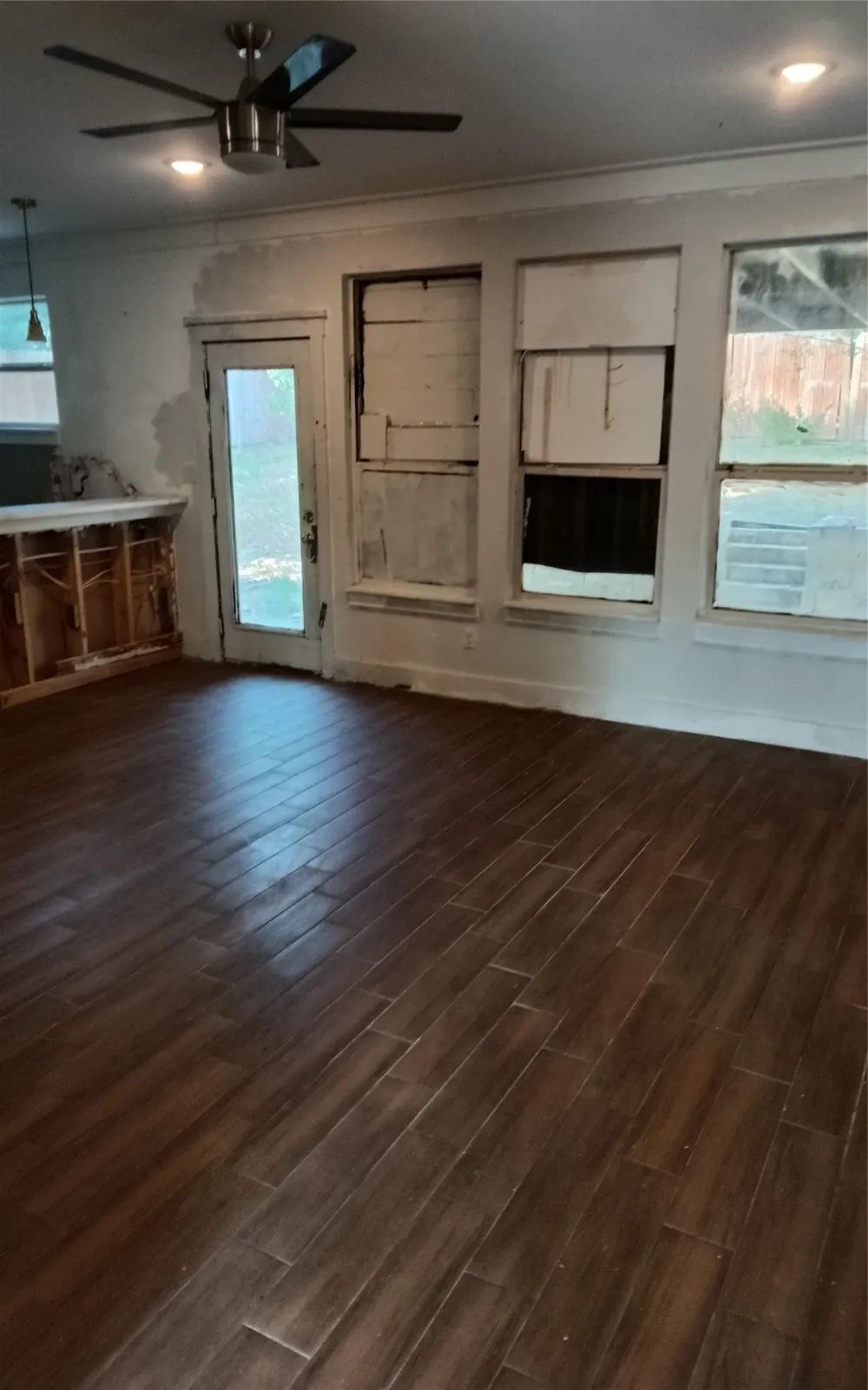5817 Stonegate Circle Granbury, TX 76048