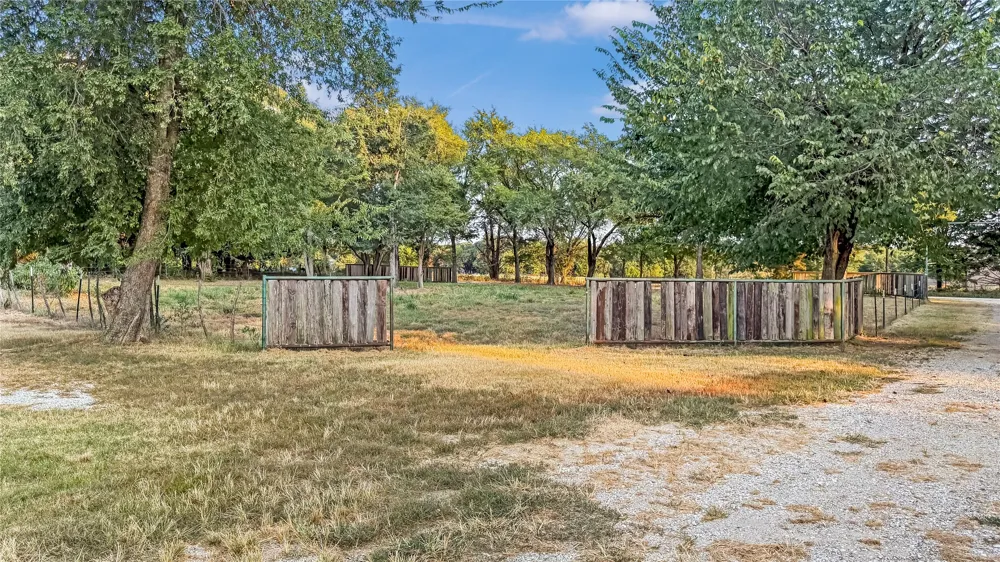 697 County Road 166 Whitesboro, TX 76273