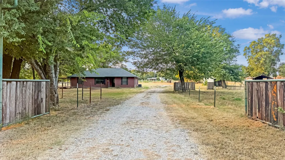 697 County Road 166 Whitesboro, TX 76273