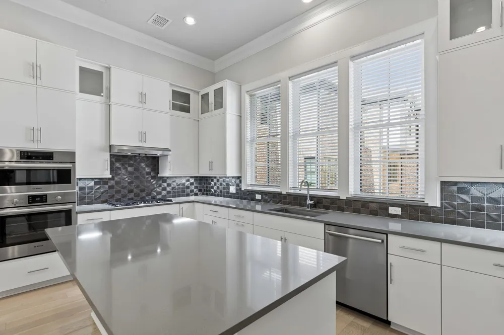 14995 Oak Street Addison, TX 75001