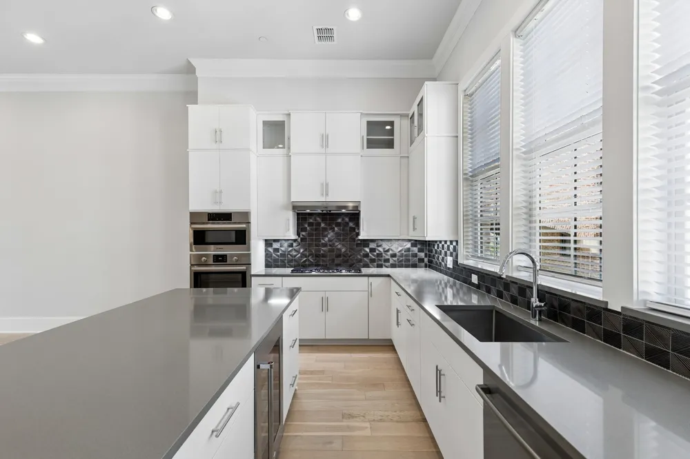 14995 Oak Street Addison, TX 75001