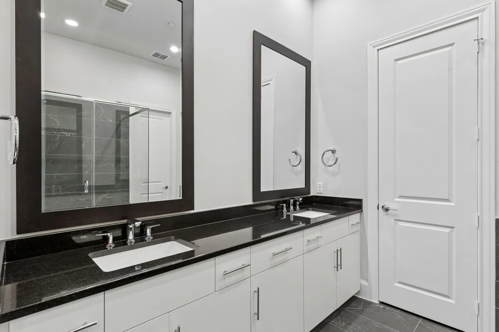 14995 Oak Street Addison, TX 75001