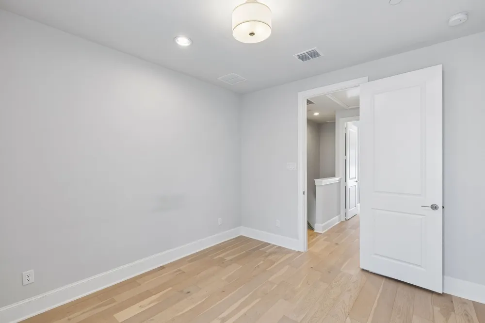 14995 Oak Street Addison, TX 75001