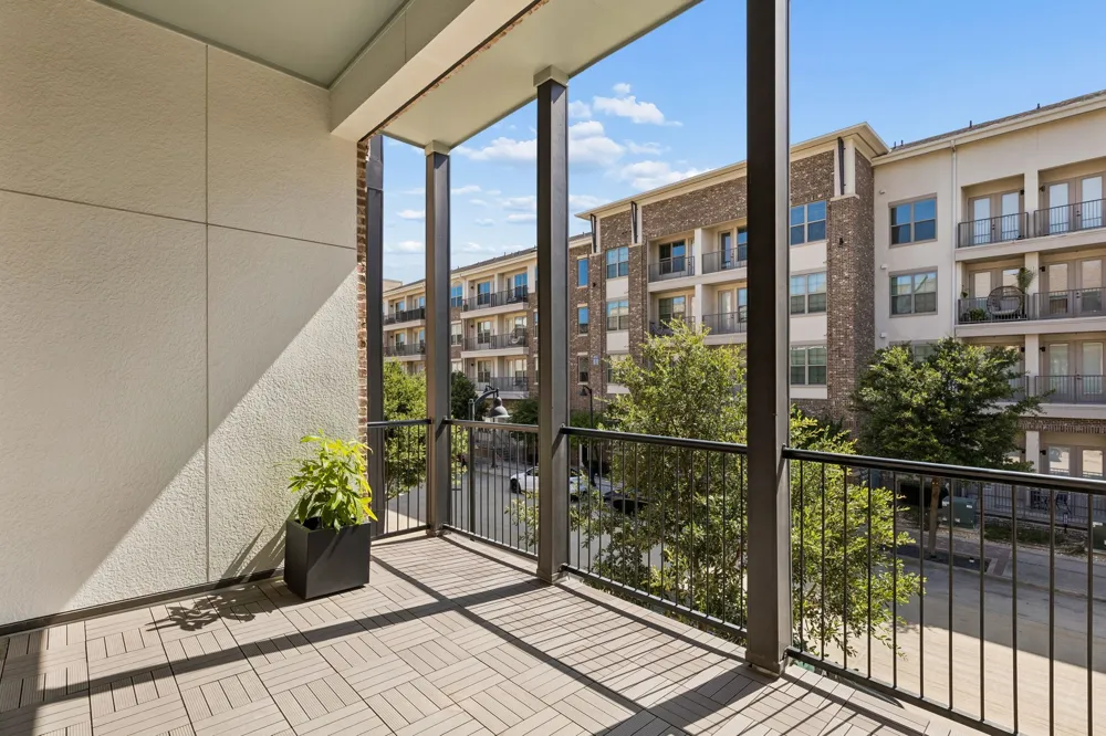 14995 Oak Street Addison, TX 75001