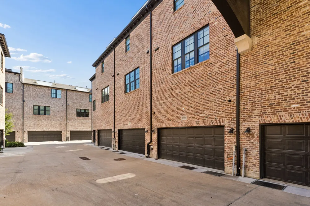 14995 Oak Street Addison, TX 75001