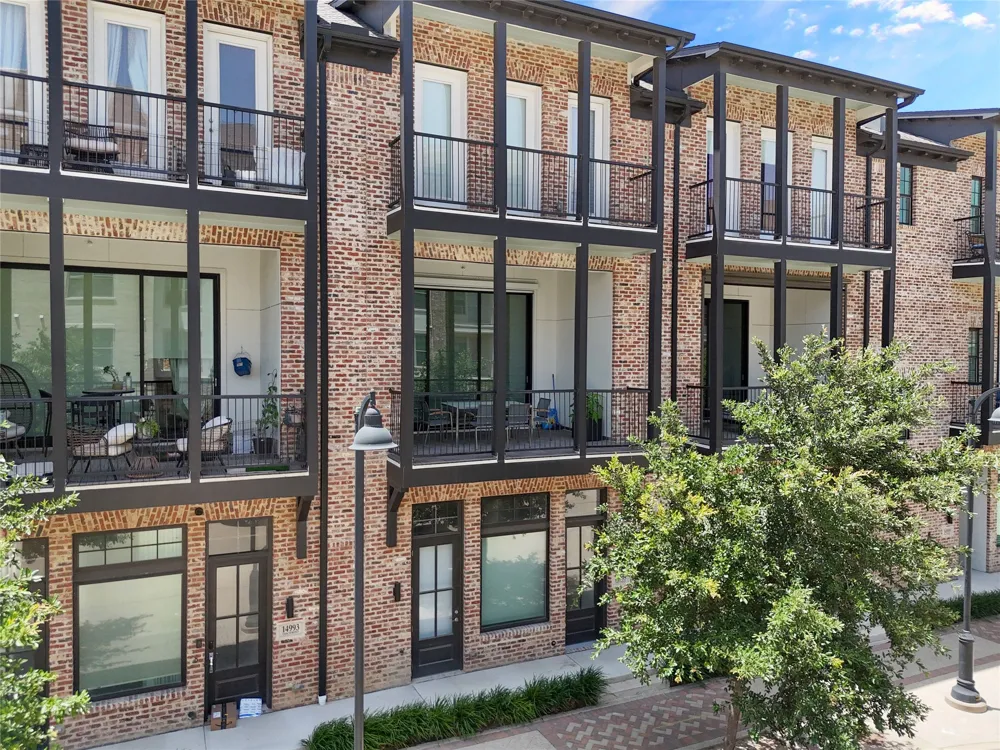 14995 Oak Street Addison, TX 75001