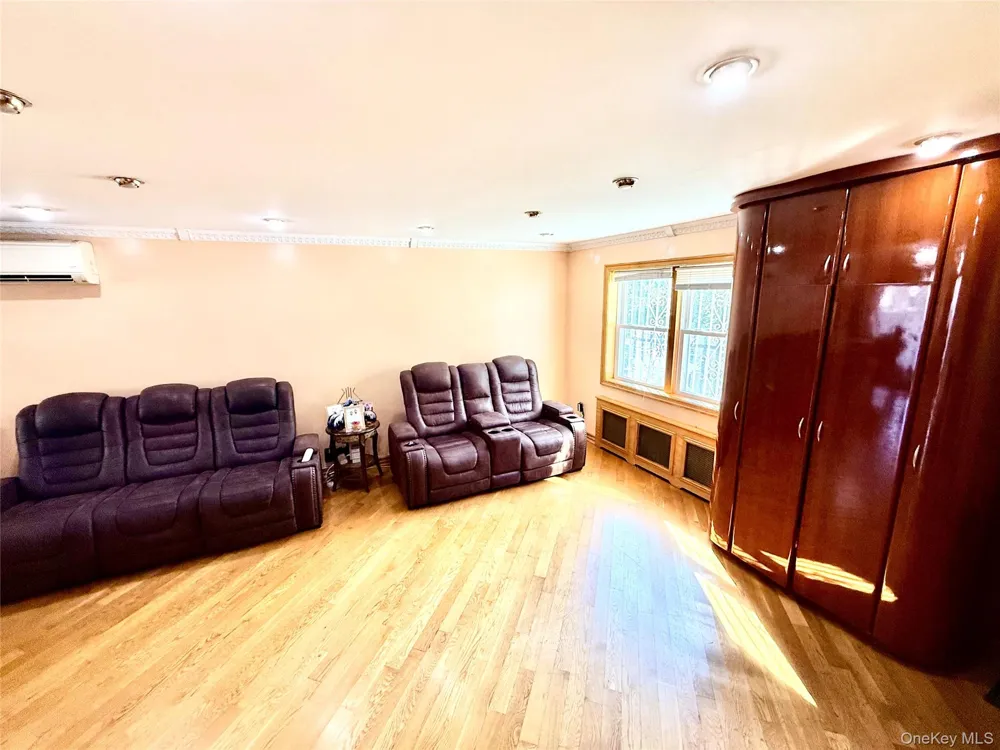 15043 77th Road Flushing, NY 11367