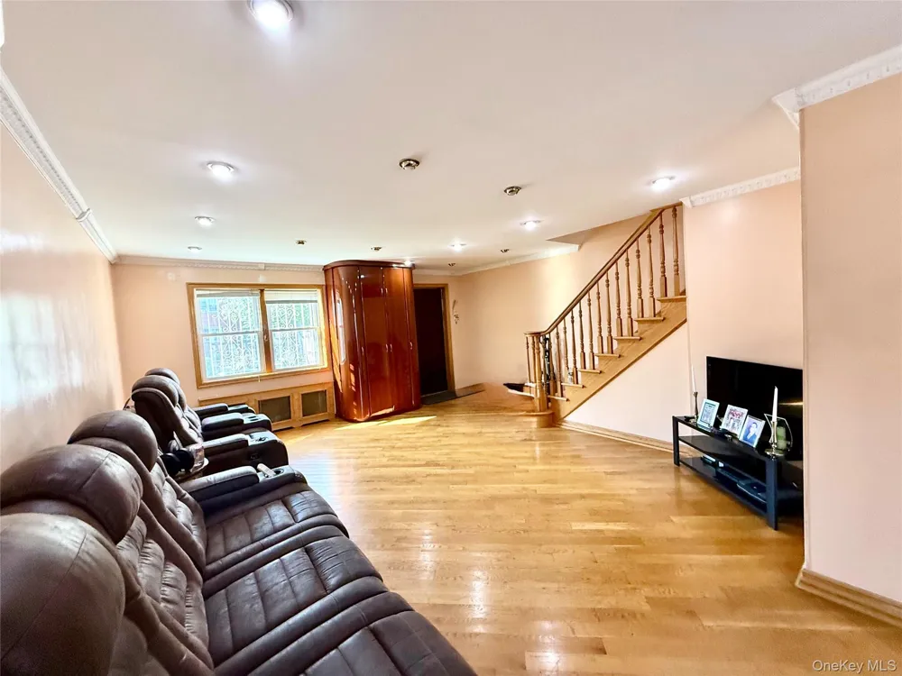 15043 77th Road Flushing, NY 11367