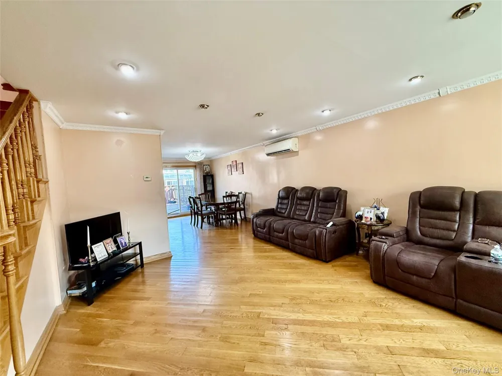 15043 77th Road Flushing, NY 11367