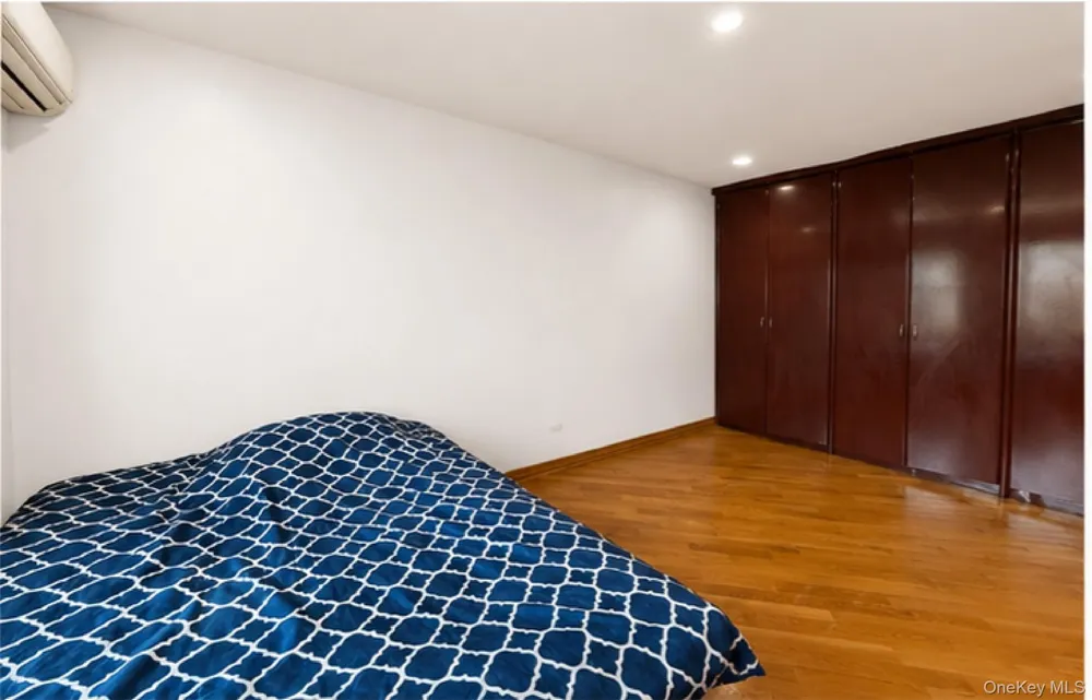 15043 77th Road Flushing, NY 11367