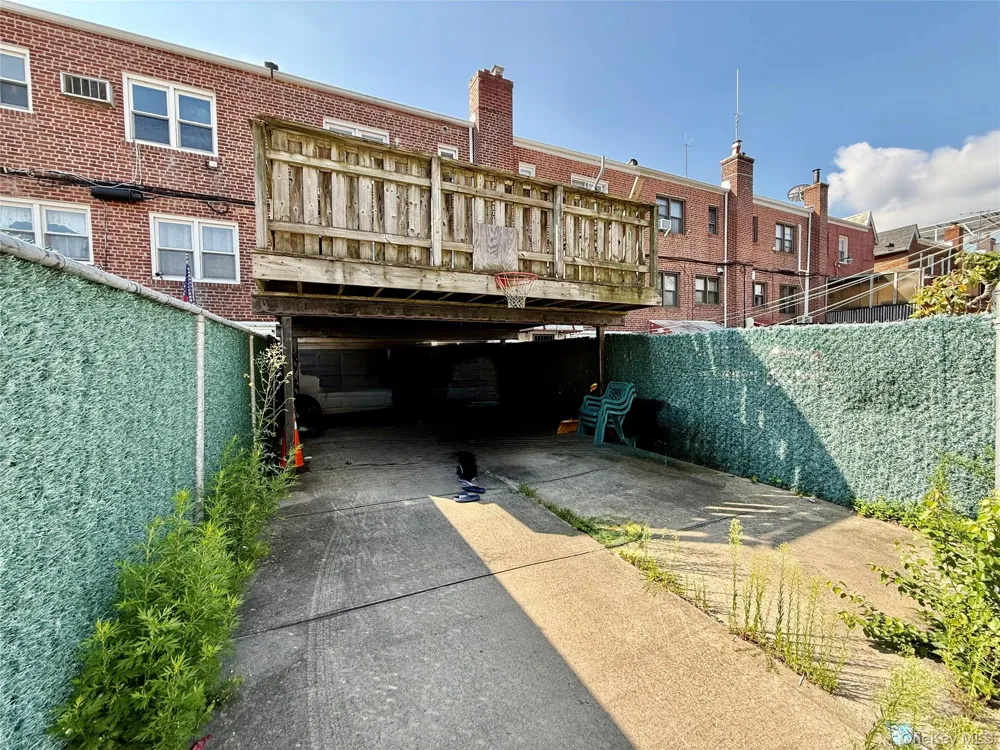 15043 77th Road Flushing, NY 11367
