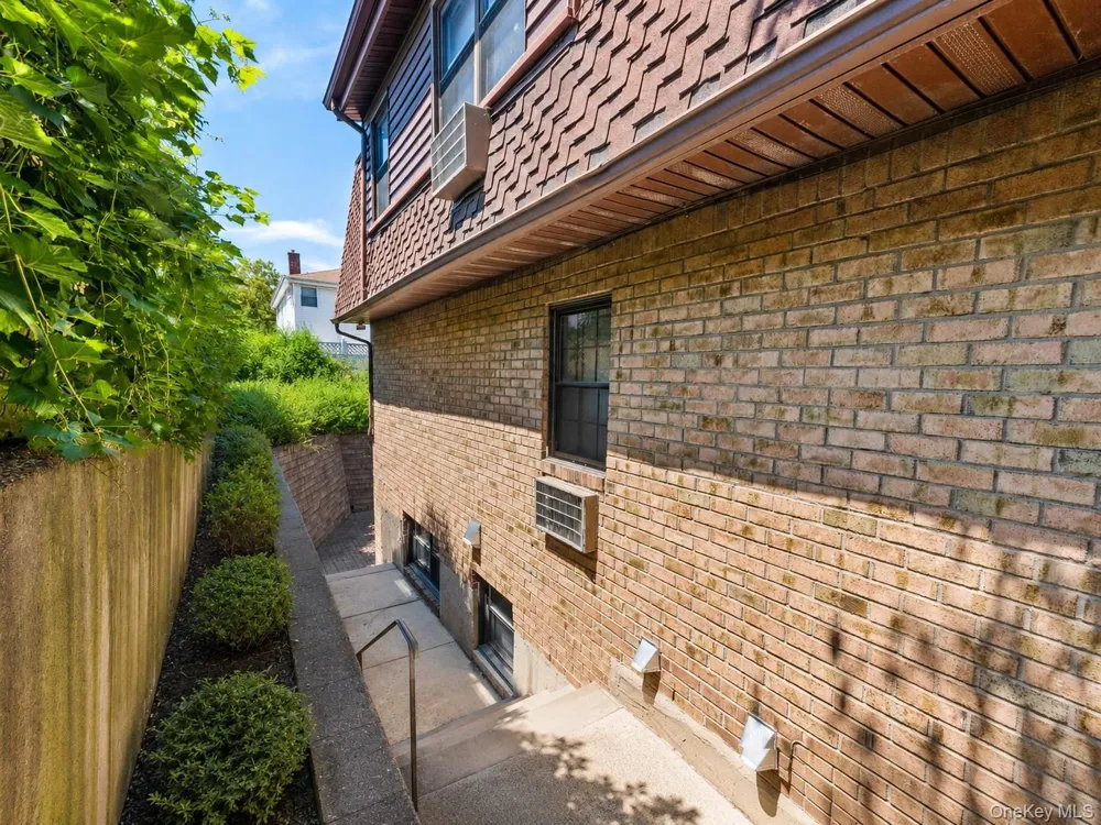 6138 233rd Street #24 Oakland Gardens, NY 11364
