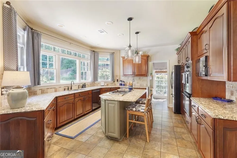 5825 Plantation DR Roswell, GA 30075