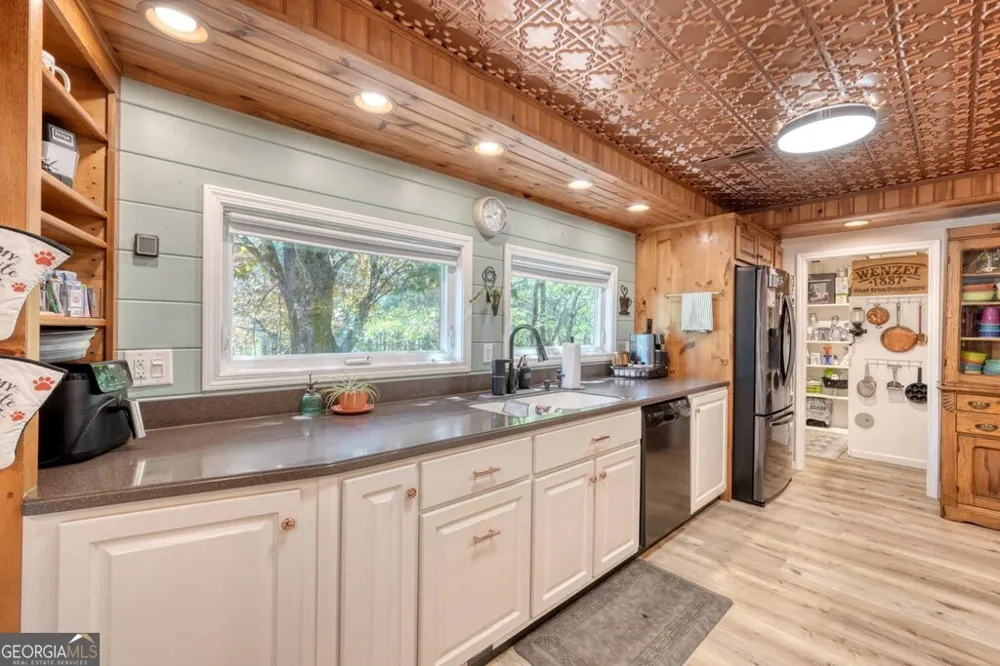 710 Town Mountain RD Hayesville, NC 28904