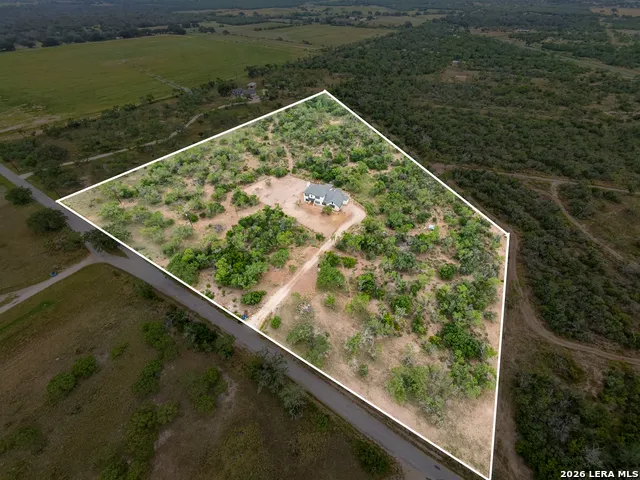 914 County Road 7718 Devine, TX 78016
