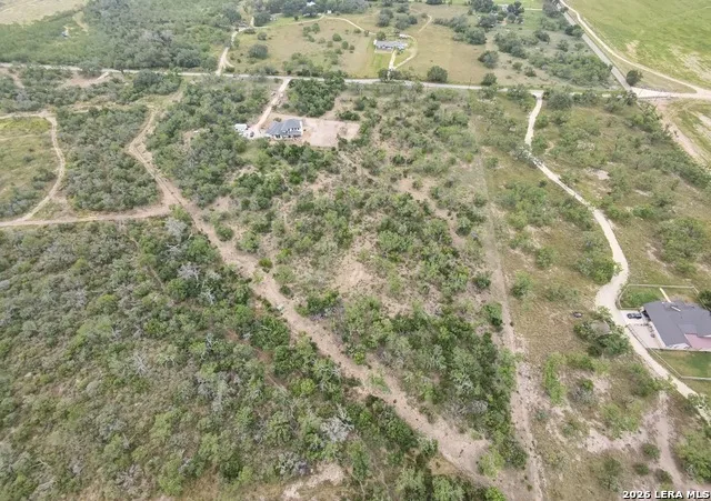 914 County Road 7718 Devine, TX 78016