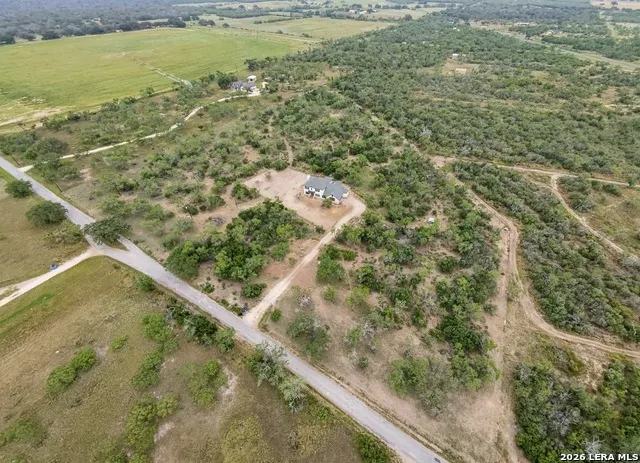 914 County Road 7718 Devine, TX 78016