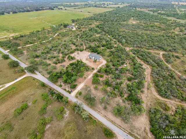 914 County Road 7718 Devine, TX 78016