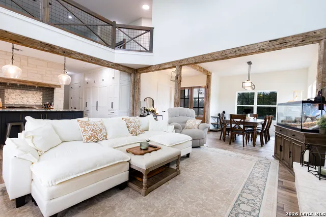 914 County Road 7718 Devine, TX 78016