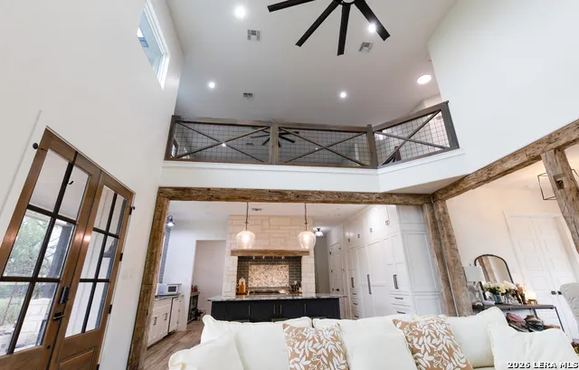914 County Road 7718 Devine, TX 78016