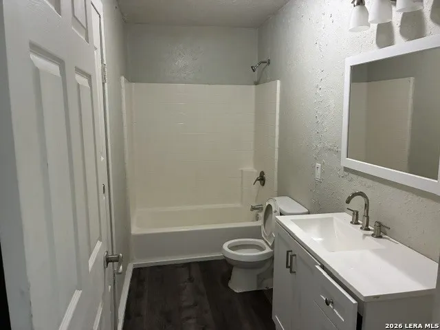 110 Tyler Ave Sabinal, TX 78881