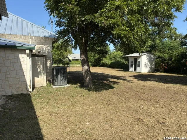 110 Tyler Ave Sabinal, TX 78881