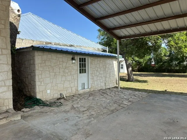 110 Tyler Ave Sabinal, TX 78881