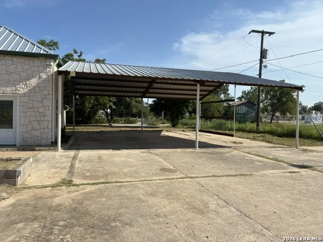 110 Tyler Ave Sabinal, TX 78881