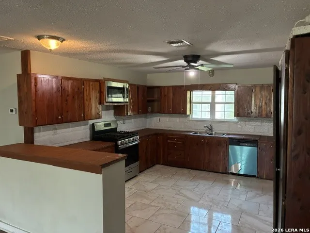 110 Tyler Ave Sabinal, TX 78881