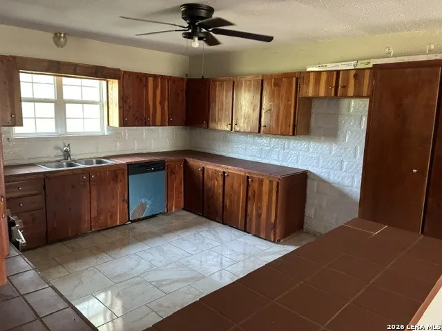 110 Tyler Ave Sabinal, TX 78881