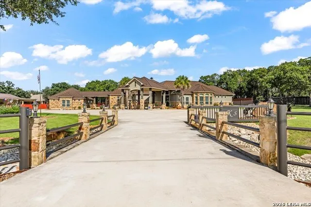 157 Bucks Lane La Vernia, TX 78121