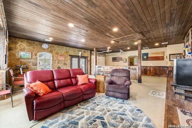 157 Bucks Lane La Vernia, TX 78121