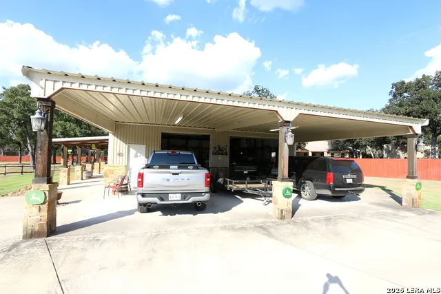 157 Bucks Lane La Vernia, TX 78121