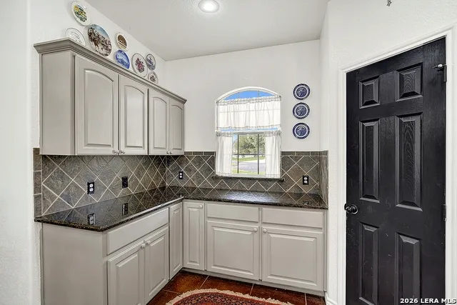 112 Park Way Poth, TX 78147