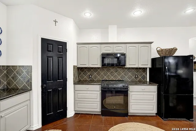 112 Park Way Poth, TX 78147