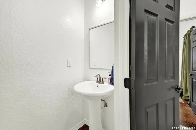 112 Park Way Poth, TX 78147