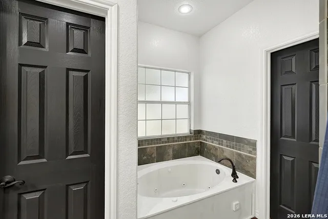 112 Park Way Poth, TX 78147